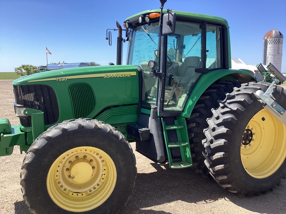 2007 John Deere 7520 Tractor