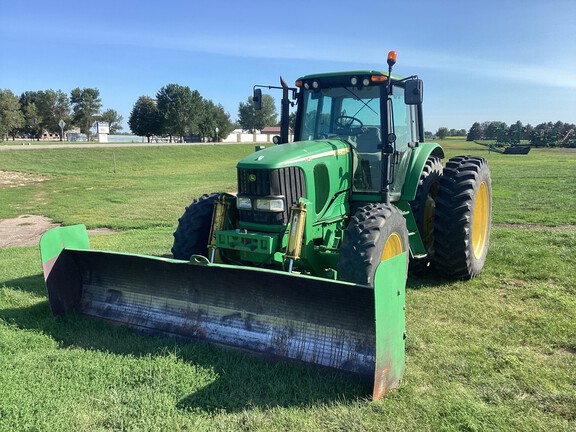 2007 John Deere 7520 Tractor