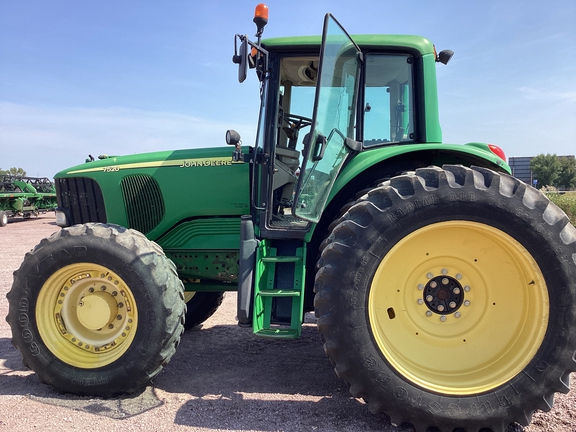 2007 John Deere 7520 Tractor