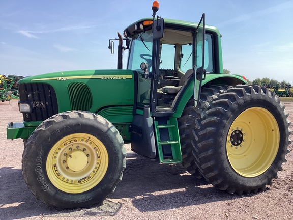 2007 John Deere 7520 Tractor
