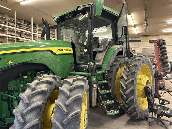 2022 John Deere 8R 250 Tractor