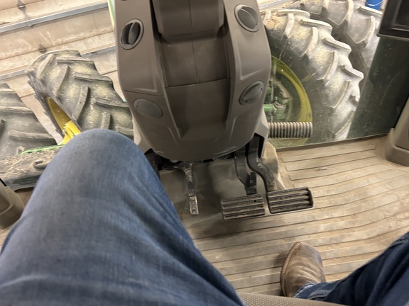 2022 John Deere 8R 250 Tractor