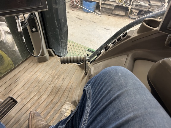 2022 John Deere 8R 250 Tractor