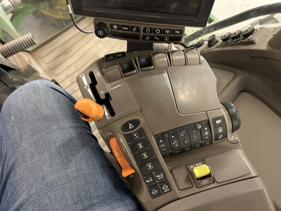 2022 John Deere 8R 250 Tractor