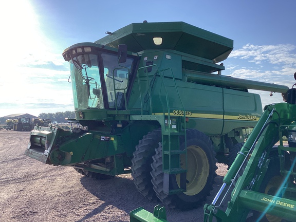 2001 John Deere 9650 STS Combine