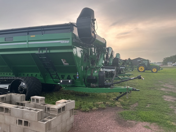 2024 Brent 1598 Grain Cart