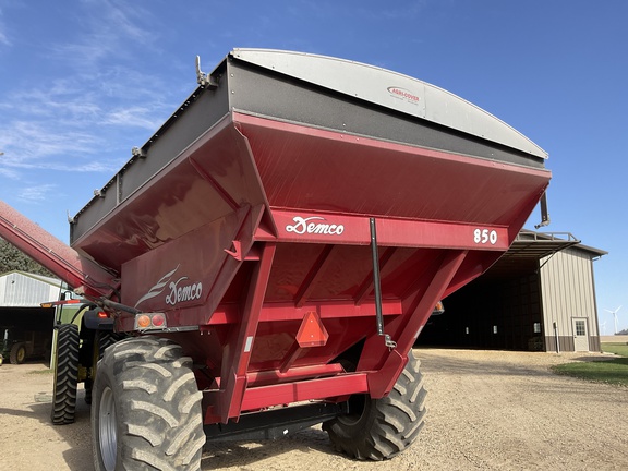 2009 Demco 850 Grain Cart