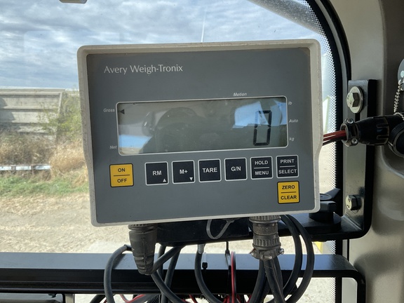 2009 Demco 850 Grain Cart