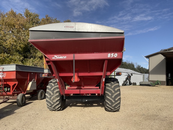 2009 Demco 850 Grain Cart