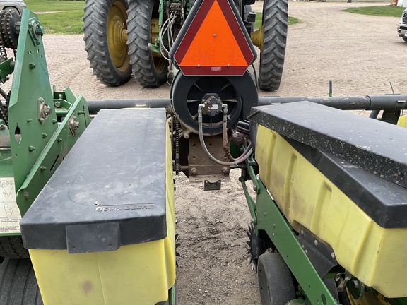 2001 John Deere 1760 Planter