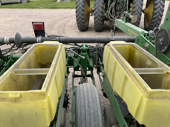 2001 John Deere 1760 Planter