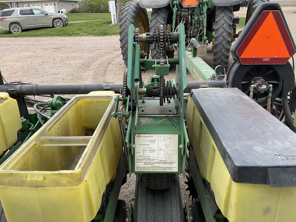 2001 John Deere 1760 Planter