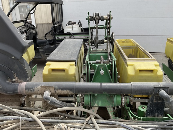 2001 John Deere 1760 Planter