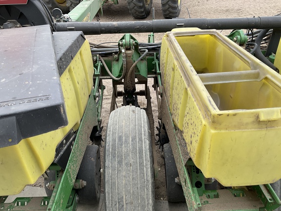 2001 John Deere 1760 Planter
