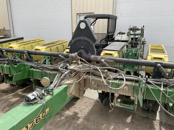 2001 John Deere 1760 Planter