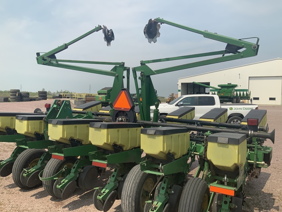 2001 John Deere 1760 Planter