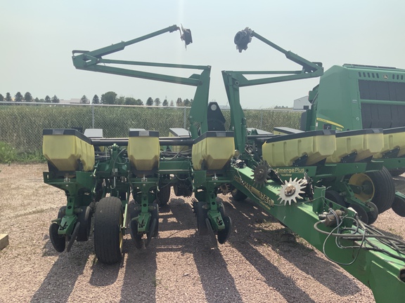 2001 John Deere 1760 Planter