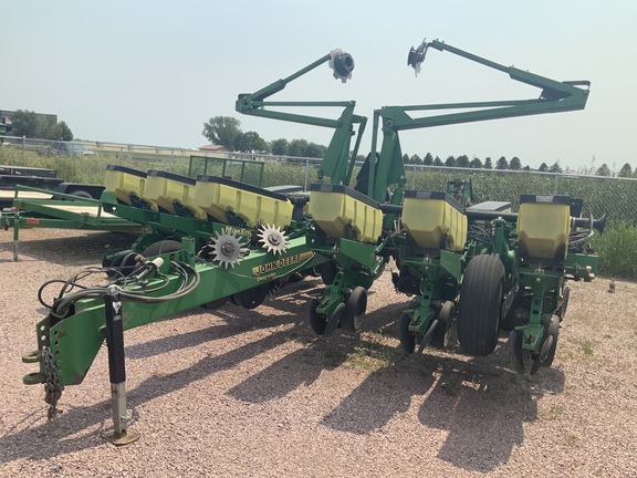 2001 John Deere 1760 Planter