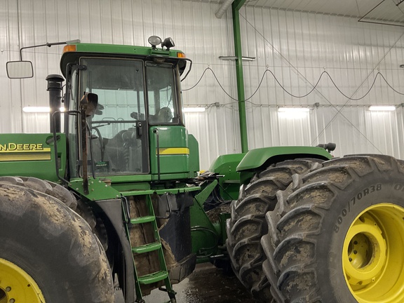 2004 John Deere 9520 Tractor 4WD