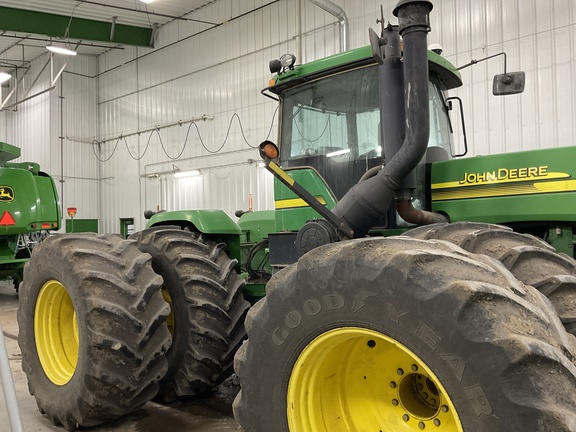2004 John Deere 9520 Tractor 4WD