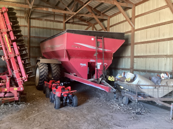 2007 Demco 950 Grain Cart
