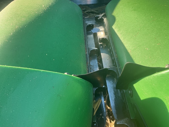 2010 John Deere 608C Header Corn Head