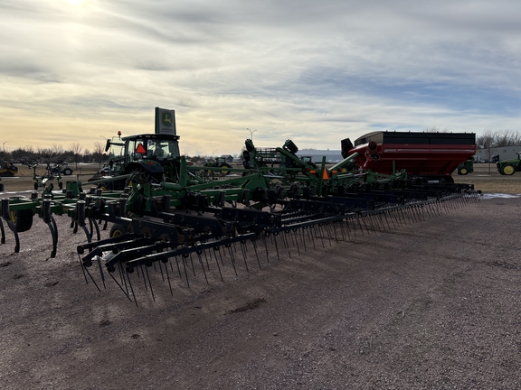 2009 John Deere 2210 Field Cultivator