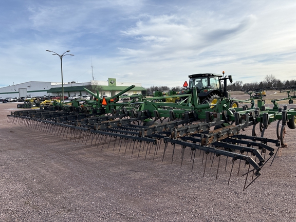 2009 John Deere 2210 Field Cultivator