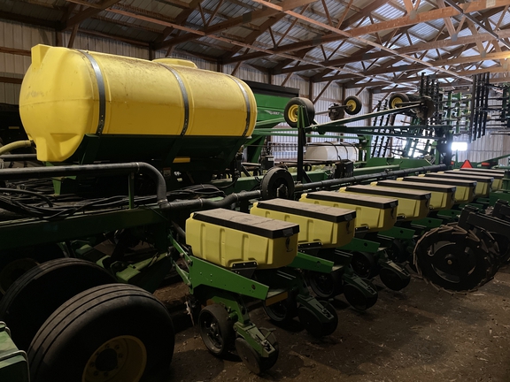 2001 John Deere DB60 Planter