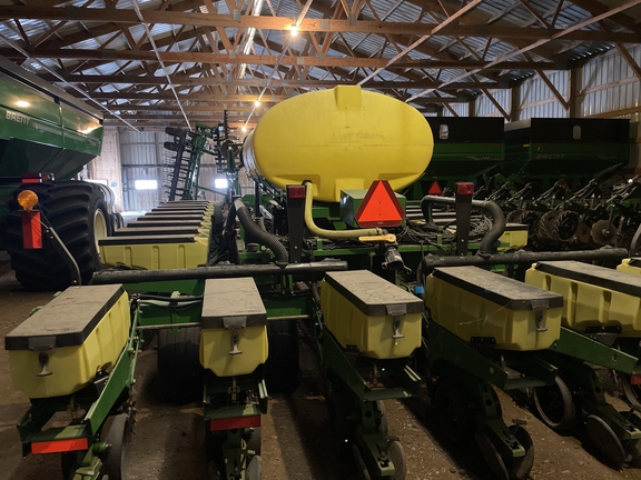 2001 John Deere DB60 Planter