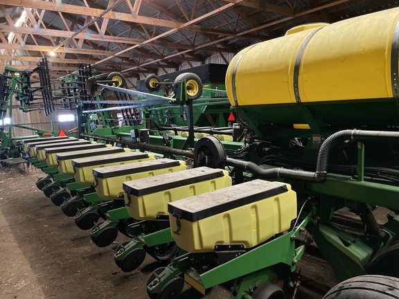 2001 John Deere DB60 Planter