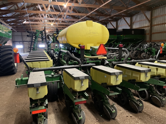 2001 John Deere DB60 Planter