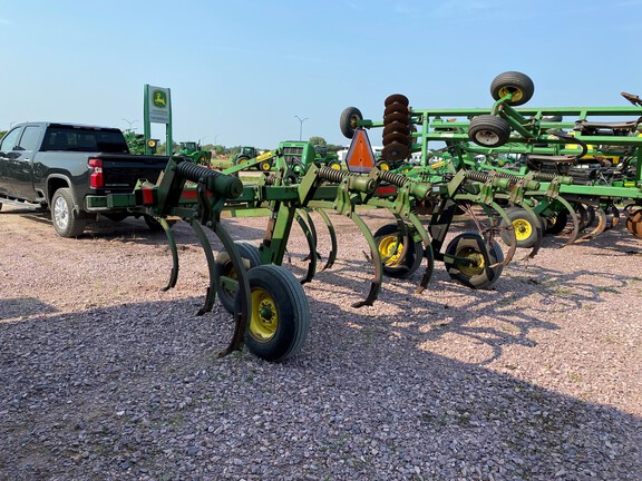 1988 John Deere 610 Chisel Plow