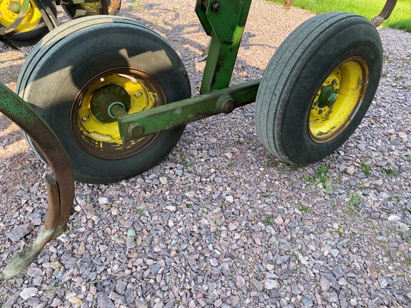 1988 John Deere 610 Chisel Plow