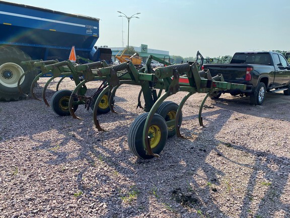 1988 John Deere 610 Chisel Plow