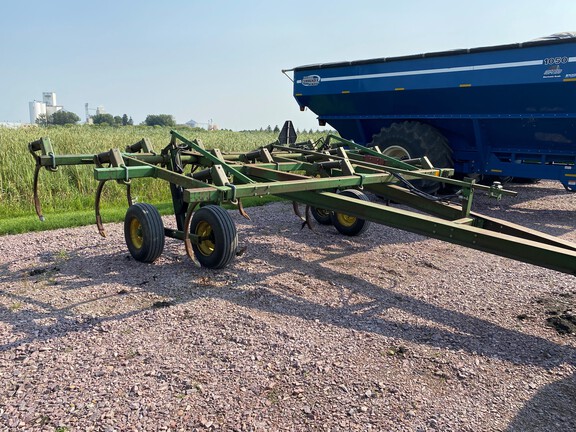 1988 John Deere 610 Chisel Plow