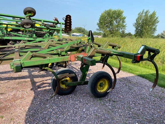 1988 John Deere 610 Chisel Plow