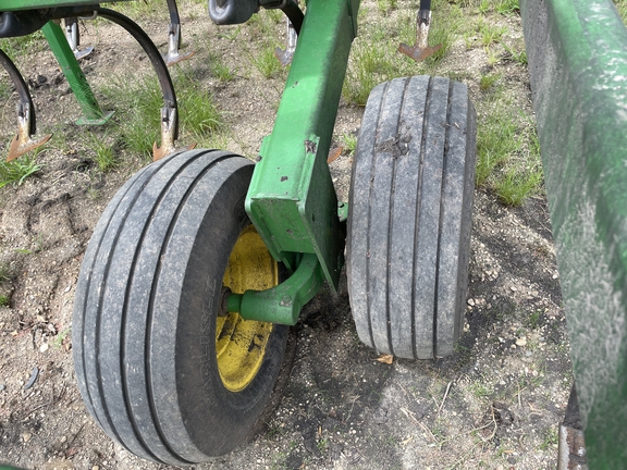 2010 John Deere 2210 Field Cultivator