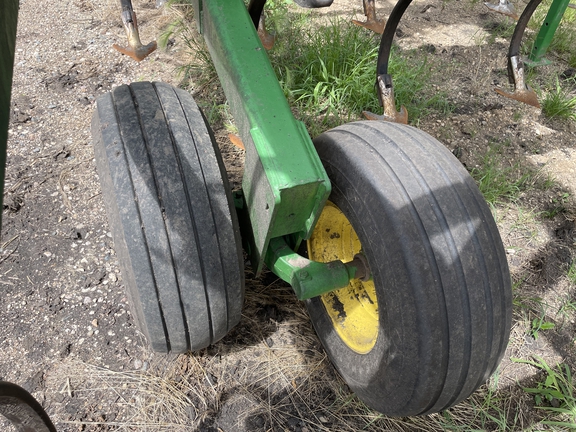 2010 John Deere 2210 Field Cultivator