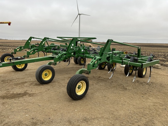 2011 John Deere 2410 Chisel Plow