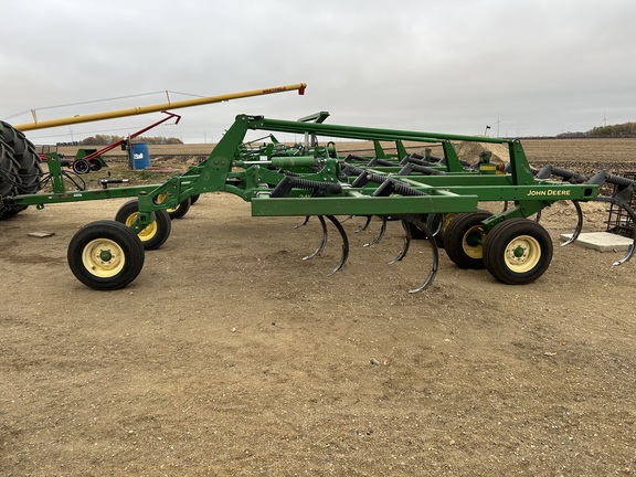 2011 John Deere 2410 Chisel Plow