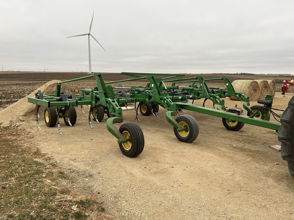 2011 John Deere 2410 Chisel Plow