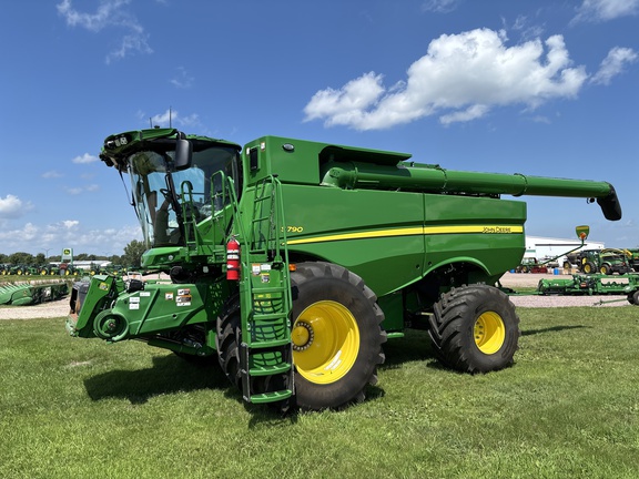 2023 John Deere S790 Combine
