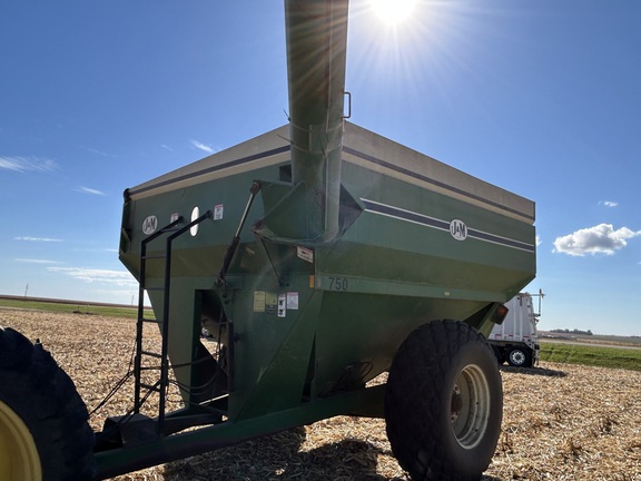 J&M 750-14 Grain Cart