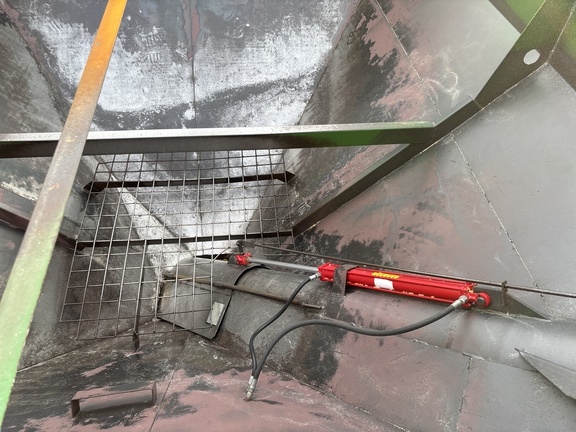 J&M 750-14 Grain Cart