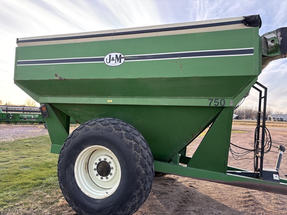 J&M 750-14 Grain Cart