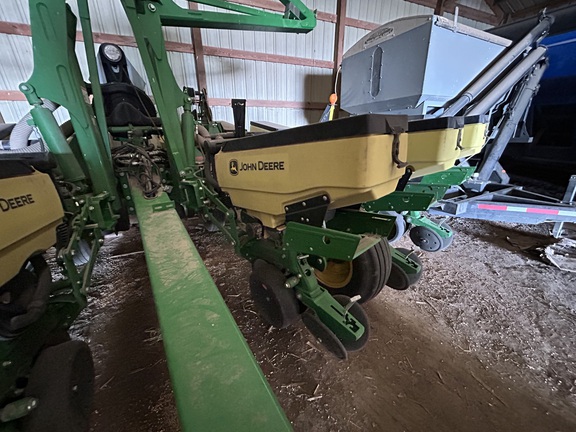 2016 John Deere 1765 Planter