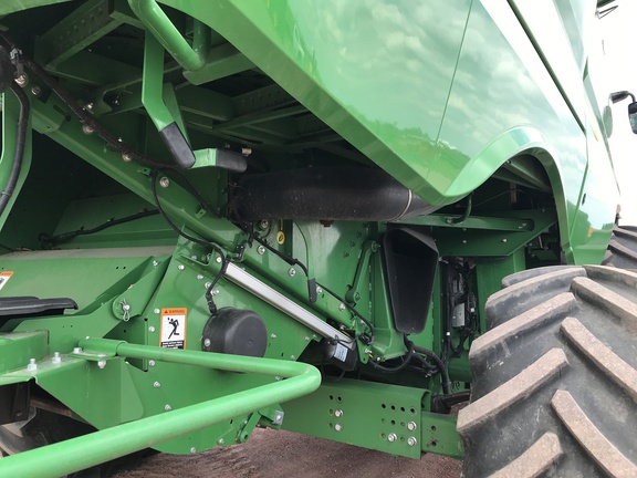 2017 John Deere S680 Combine