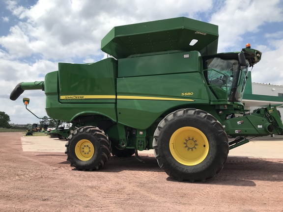 2017 John Deere S680 Combine