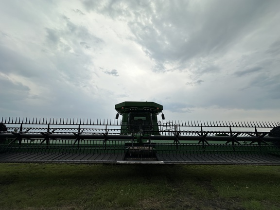 2018 John Deere 645FD Header Combine